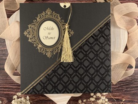 Invitatii nunta ciucuras auriu decupaj stanga piesa tip buzunar auriu relief 16.5 x 16.5 cm