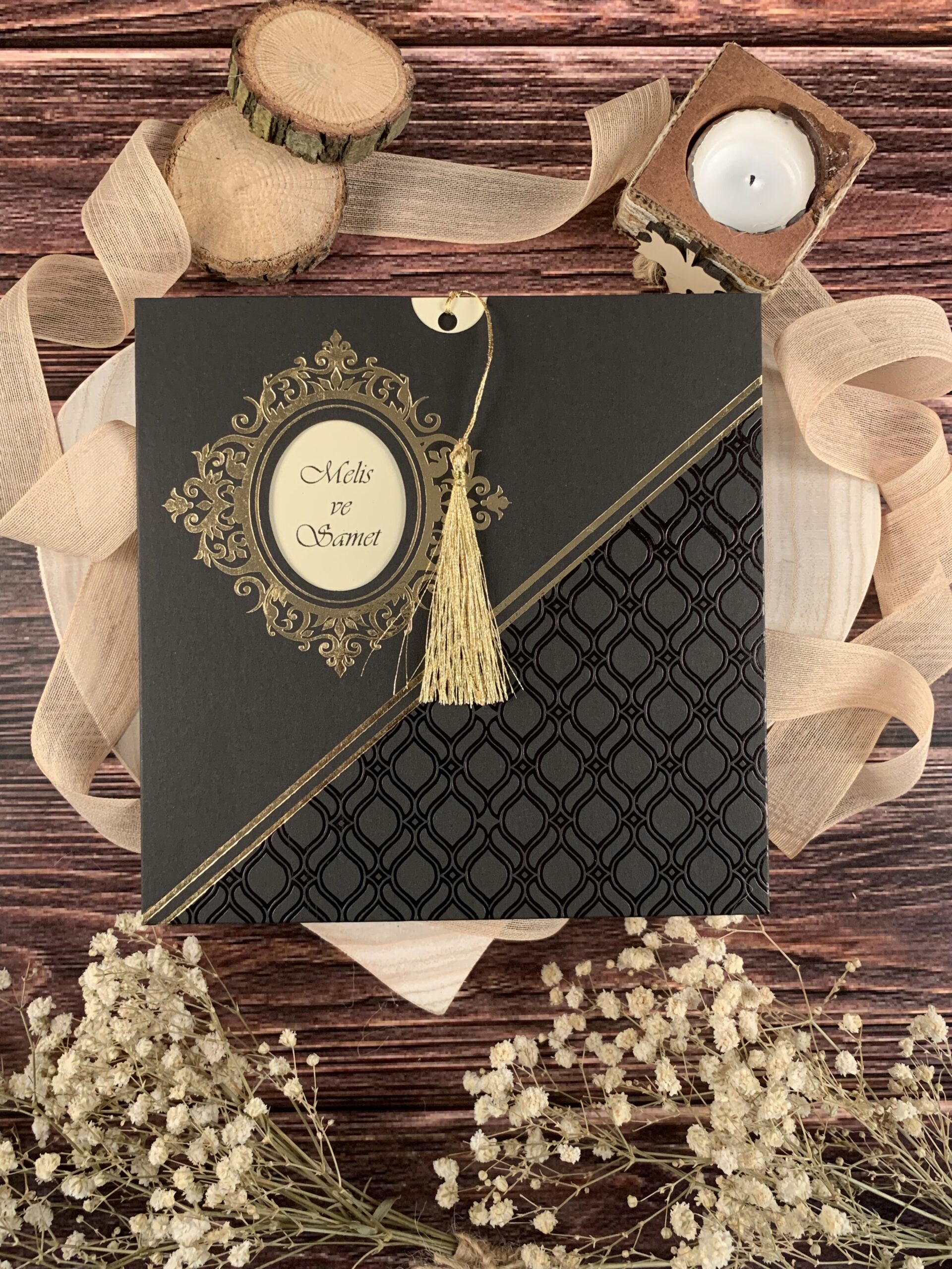 Invitatii nunta ciucuras auriu decupaj stanga piesa tip buzunar auriu relief 16.5 x 16.5 cm Invitatii nunta ciucuras auriu decupaj stanga piesa tip buzunar auriu relief 16.5 x 16.5 cm
