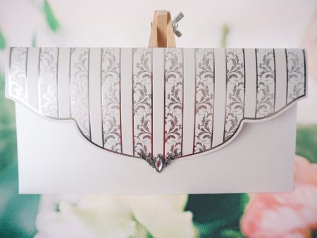 Invitatii nunta carton sidefat cu plic elegant si accesoriu pietricele 26.5 x 13.5 cm