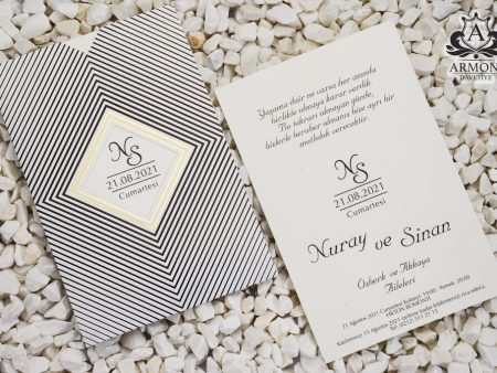 Invitatii nunta carton mat cu striatii decupaj aurii 15.7 x 23.5 cm