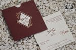 Invitatii nunta visinie carton mat striatii buzunar tip orificiu auriu 17.5 x 17.5 cm