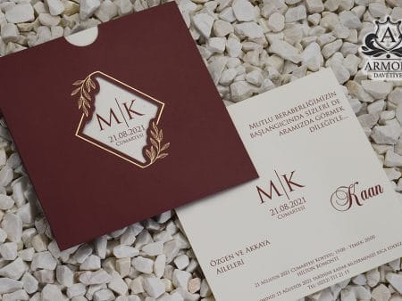 Invitatii nunta visinie carton mat striatii buzunar tip orificiu auriu 17.5 x 17.5 cm