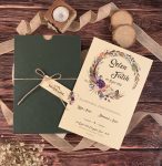 Invitatii nunta verde inchis model floral fundita cu eticheta 13.5 x 20.6 cm