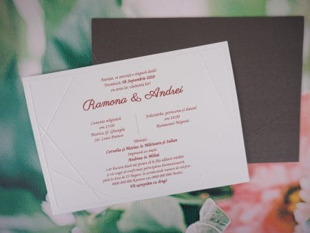 Invitatii nunta moderne albe plic maro 19.5 x 13.5 cm