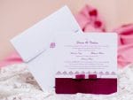 Invitatii nunta decorate cu model si accesorizate cu fundita 17 x 17 cm