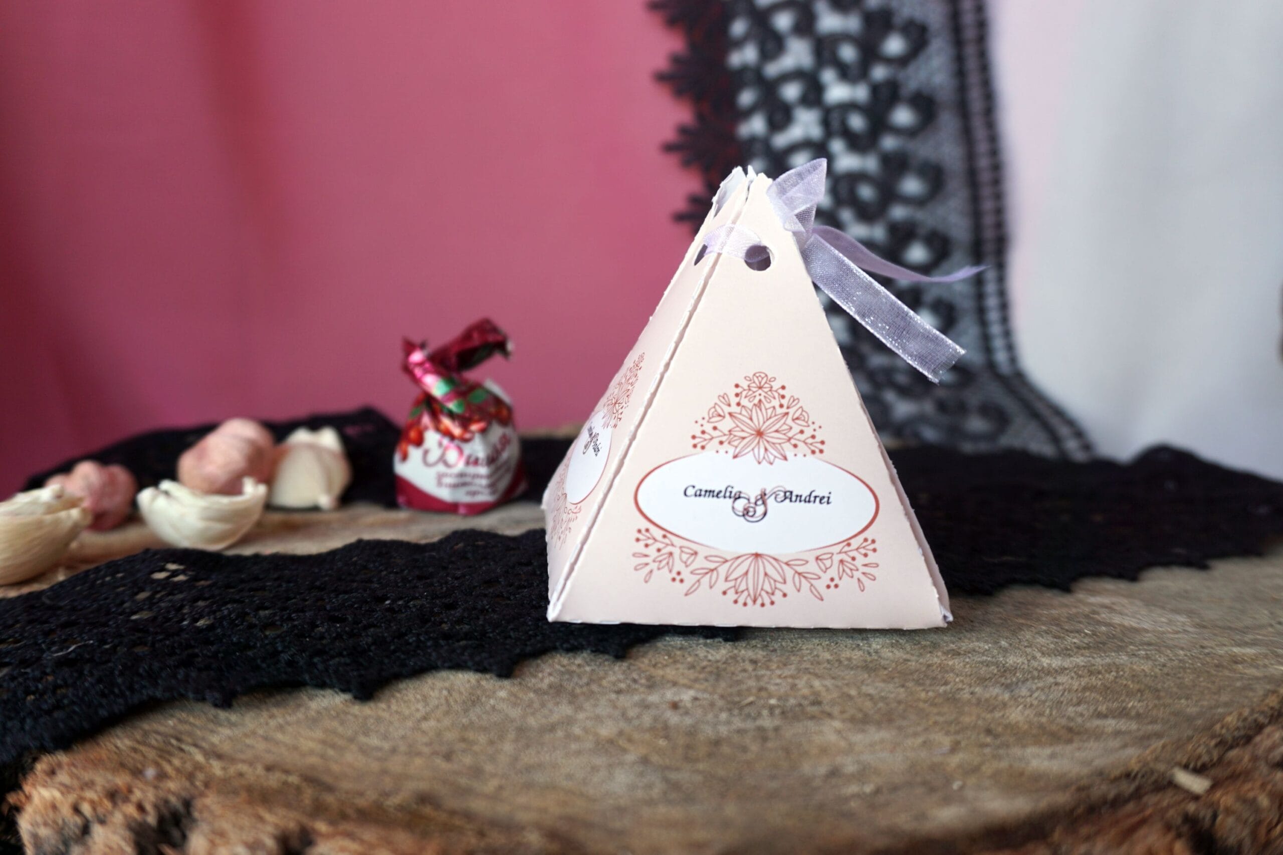 Marturii nunta sau botez personalizate cu numele sau initialele mirilor sau ale copilului 6.5 x 8.2 cm Marturii nunta sau botez personalizate cu numele sau initialele mirilor sau ale copilului 6.5 x 8.2 cm