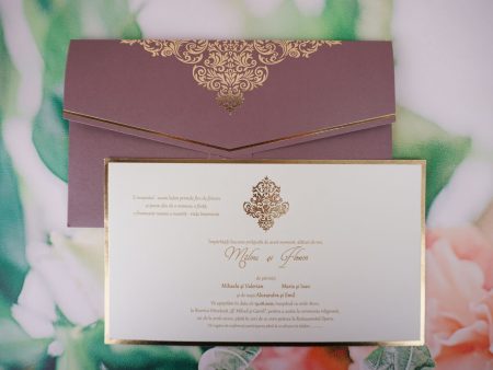 Invitatii nunta carton mat cu striatii si model auriu 23.5 x 13.8 cm