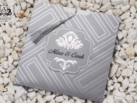 Invitatii argintii sidefate eticheta si ciucuras matase 18 x 18 cm