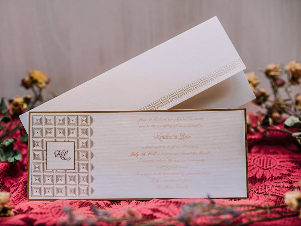 Invitatii nunta cu margini aurii şi model cu iniţialele mirilor 11.5 x 27.5 cm Invitatii nunta cu margini aurii şi model cu iniţialele mirilor 11.5 x 27.5 cm