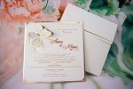 Invitatii nunta aurii fluturas pietricele plic sigiliu ceara 19.7 x 19.8 cm