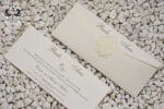 Invitatii nunta mat striatii buzunar cu model in relief si detalii aurii 27 x 11 cm