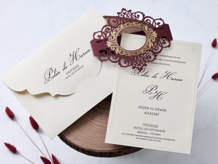 Invitatii nunta crem cu bentita visinie si model auriu 14.5 x 20.7 cm