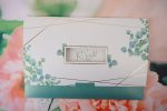 Invitatii nunta flori cu decupaj personalizat si plic elegant 21.6 x 14.7 cm