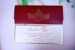 Invitatii nunta visinie model striatii margini aurii plic auriu sigiliu ceara 26.8 x 10.5 cm