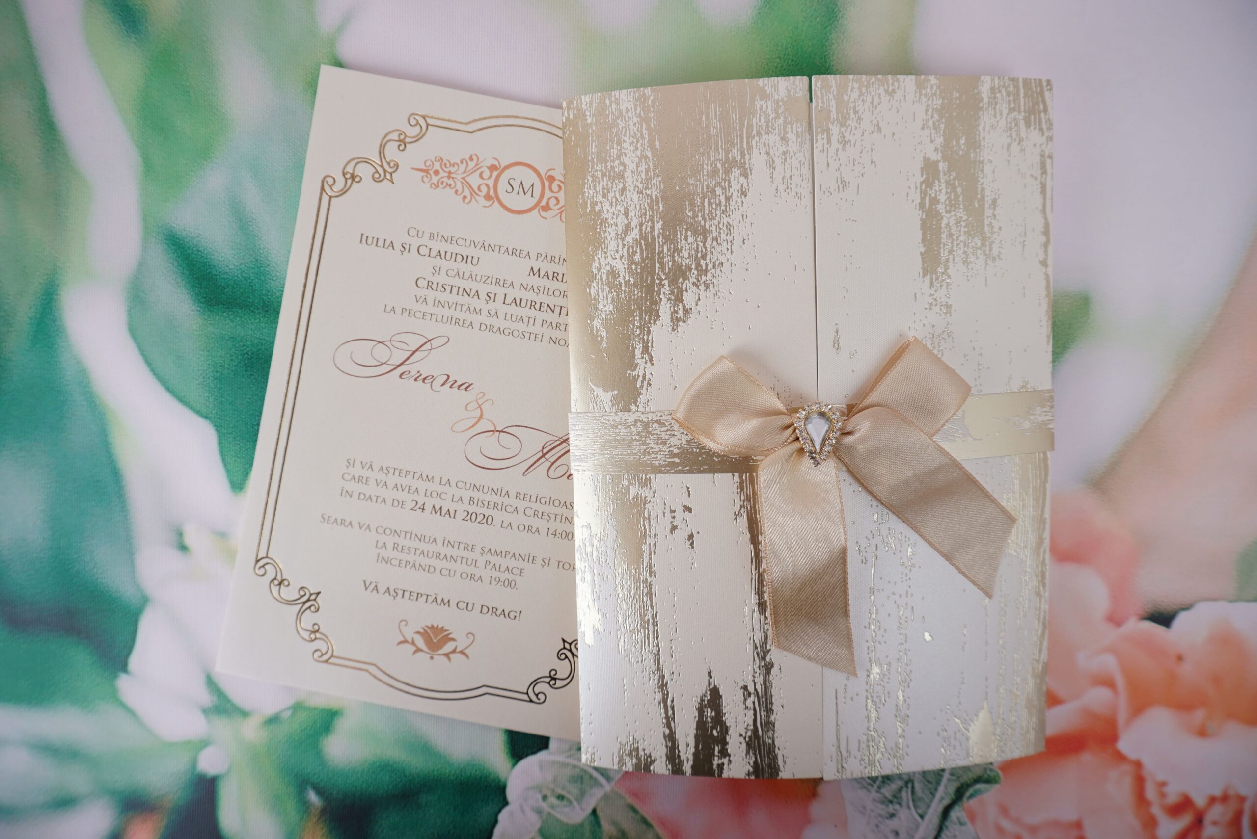 Invitatii nunta lux sidefat aurite si bentita cu pietricele 14.8 x 21 cm Invitatii nunta lux sidefat aurite si bentita cu pietricele 14.8 x 21 cm