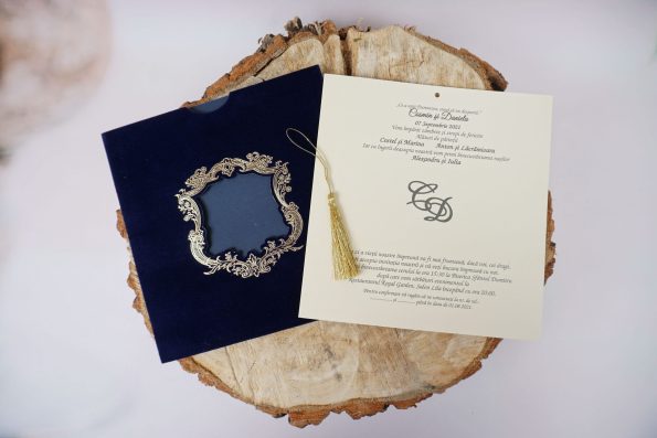 Invitatii de nunta personalizate Modele elegante si unice pentru Tine Invitatii nunta cu plic catifea albastra si ciucuras matase 16 x 16.7 cm