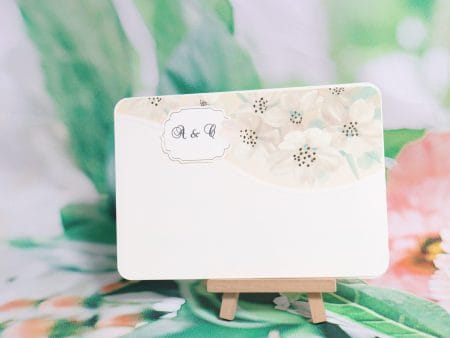 Invitatii nunta decupaj cu margini aurii si un model floral 19.5 x 13.5 cm