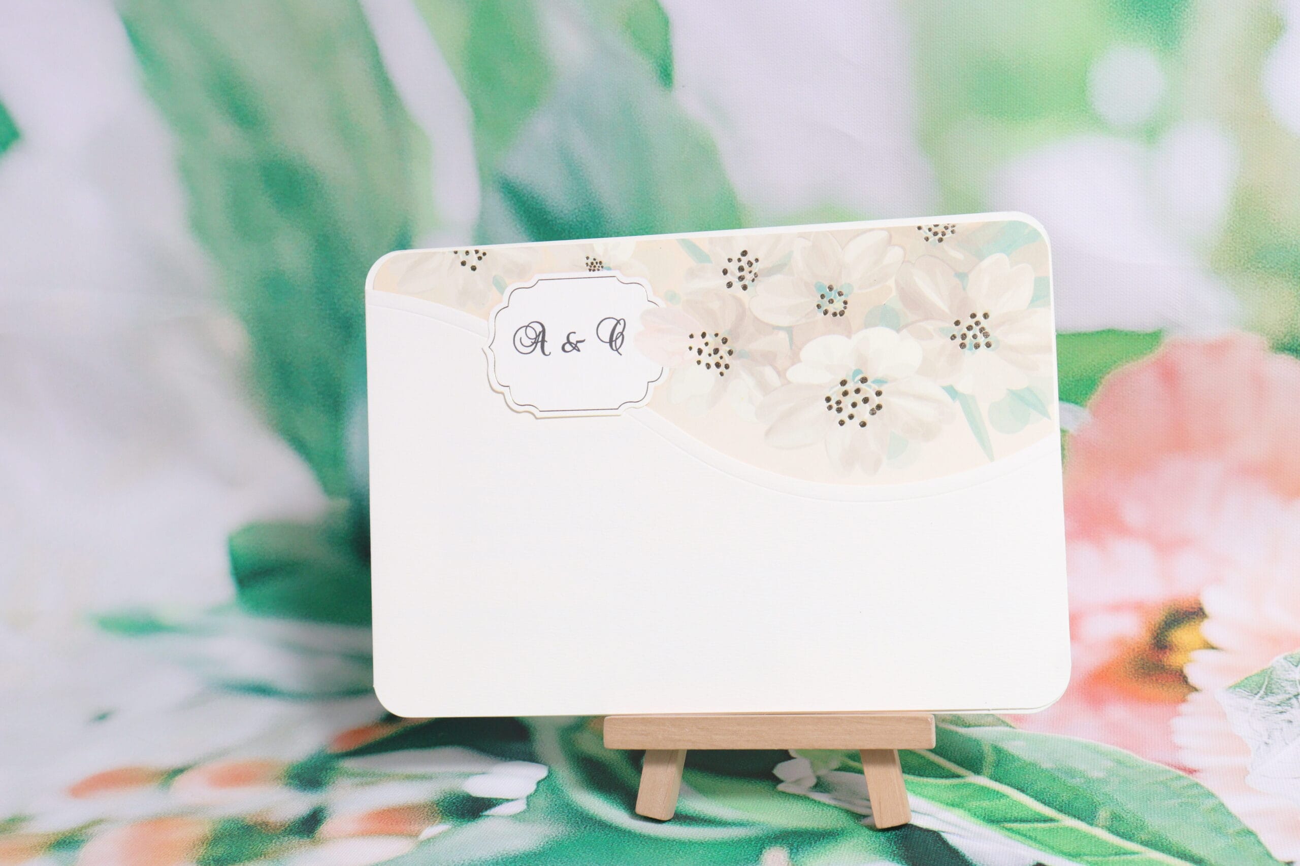 Invitatii nunta decupaj cu margini aurii si un model floral 19.5 x 13.5 cm Invitatii nunta decupaj cu margini aurii si un model floral 19.5 x 13.5 cm
