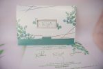 Invitatii nunta flori cu decupaj personalizat si plic elegant 21.6 x 14.7 cm