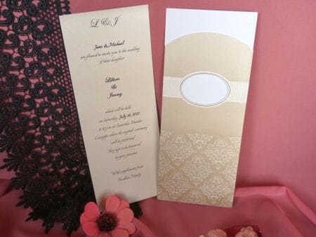 Invitatii nunta crem cu model in relief si decupaj 23 x 10 cm