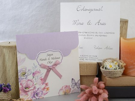 Invitatii de nunta din carton mat cu model floral si fluturas si fundita pentru nume familii 17 x 17 cm