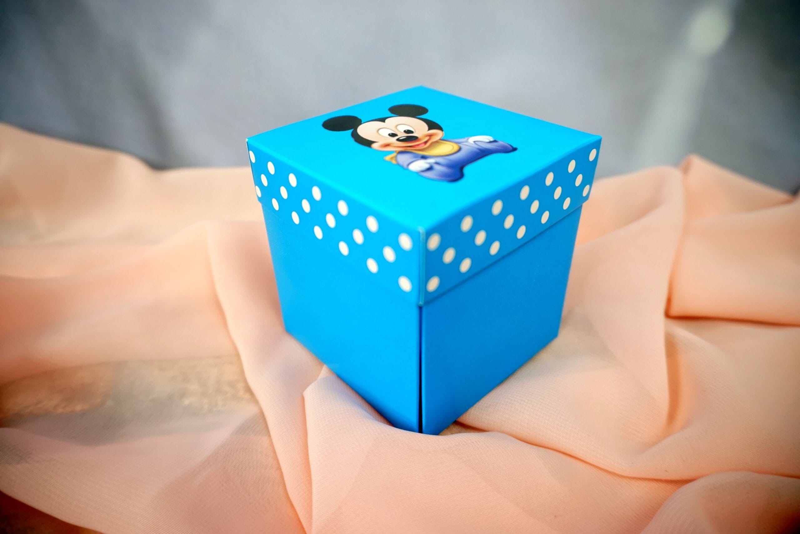 87f0a450 Invitatii botez cutie cu buline Mickey Mouse 7 cm x 7 cm