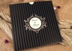 Invitatii nunta model in dungi si decupajul incadrat cu argintiu 19 x 18.7 cm