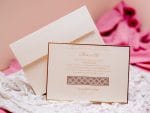 Invitatii nunta carton subtire alb sidefat cu margini aurii 20 x 14 cm