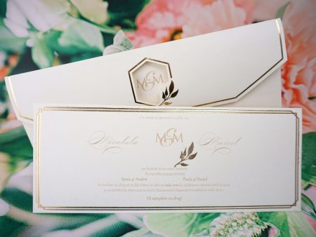 Invitatii nunta marginile aurii plic clasic decupaj auriu 26.6 x 10.5 cm
