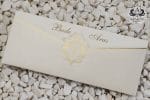 Invitatii nunta mat striatii buzunar cu model in relief si detalii aurii 27 x 11 cm