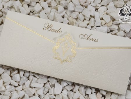 Invitatii nunta mat striatii buzunar cu model in relief si detalii aurii 27 x 11 cm