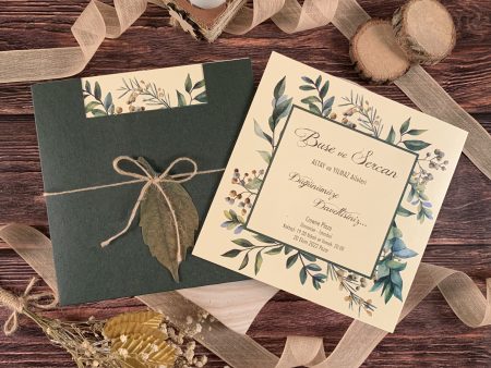 Invitatii nunta flori chenar model floral buzunar sfoara cardulet frunza