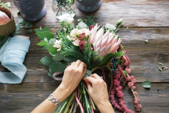 Cum să faci un aranjament floral pentru nuntă 3 46f6ff58