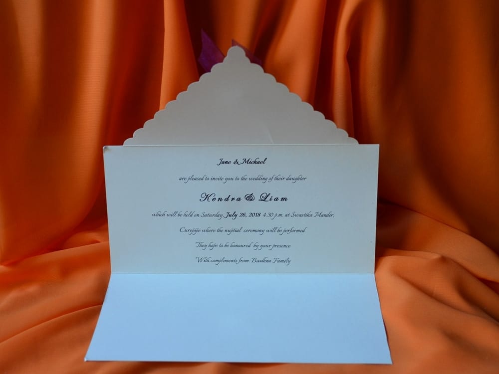 Invitatii nunta model floral pe exterior si fundita 10.5 x 20.9 cm Invitatii nunta model floral pe exterior si fundita 10.5 x 20.9 cm