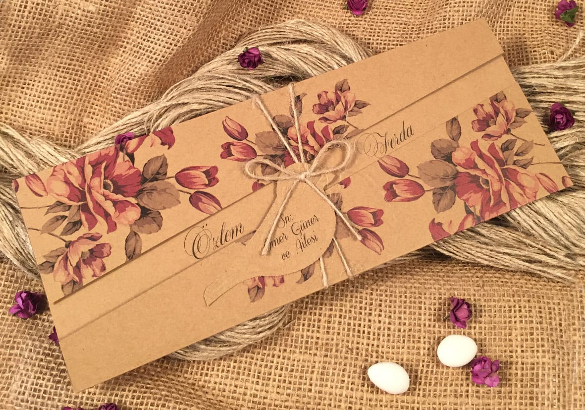 Invitatii nunta carton reciclat maro model flori 26.5 x 10.5 cm Invitatii nunta carton reciclat maro model flori 26.5 x 10.5 cm