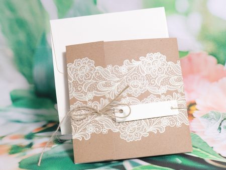 Invitatii nunta material reciclat si model floral 16 x 16 cm