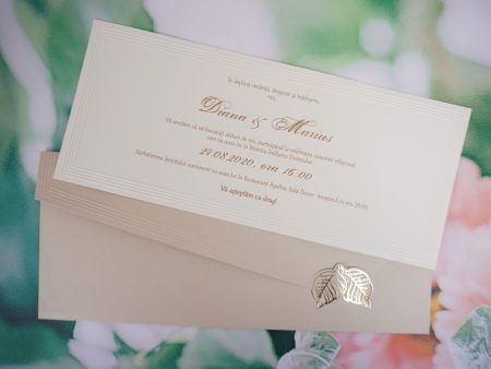 Invitatii nunta crem cu model relief plic auriu 26 x 11 cm