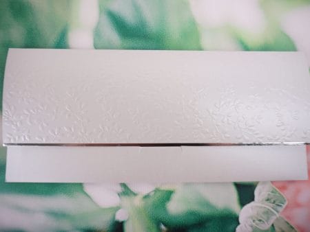 Invitatii nunta alba carton sidefat plic elegant cu model relief si detalii argintii 26.7 x 11.7 cm