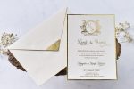 Invitatii nunta albe cu model auriu clasic si personalizare 15 x 21.5 cm