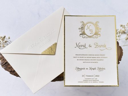 Invitatii nunta albe cu model auriu clasic si personalizare 15 x 21.5 cm
