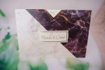 Invitatii nunta carton mat cu striatii eticheta personalizata 23 x 16 cm