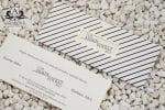 Invitatii nunta alba cu dungi negre model buzunar si personalizata 27 x 11 cm