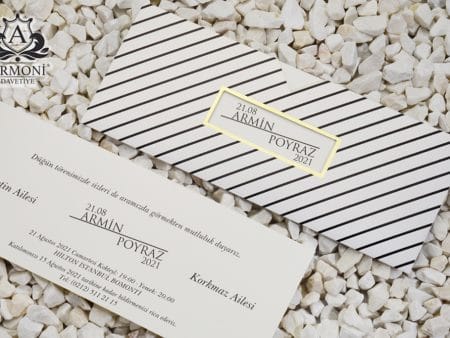 Invitatii nunta alba cu dungi negre model buzunar si personalizata 27 x 11 cm