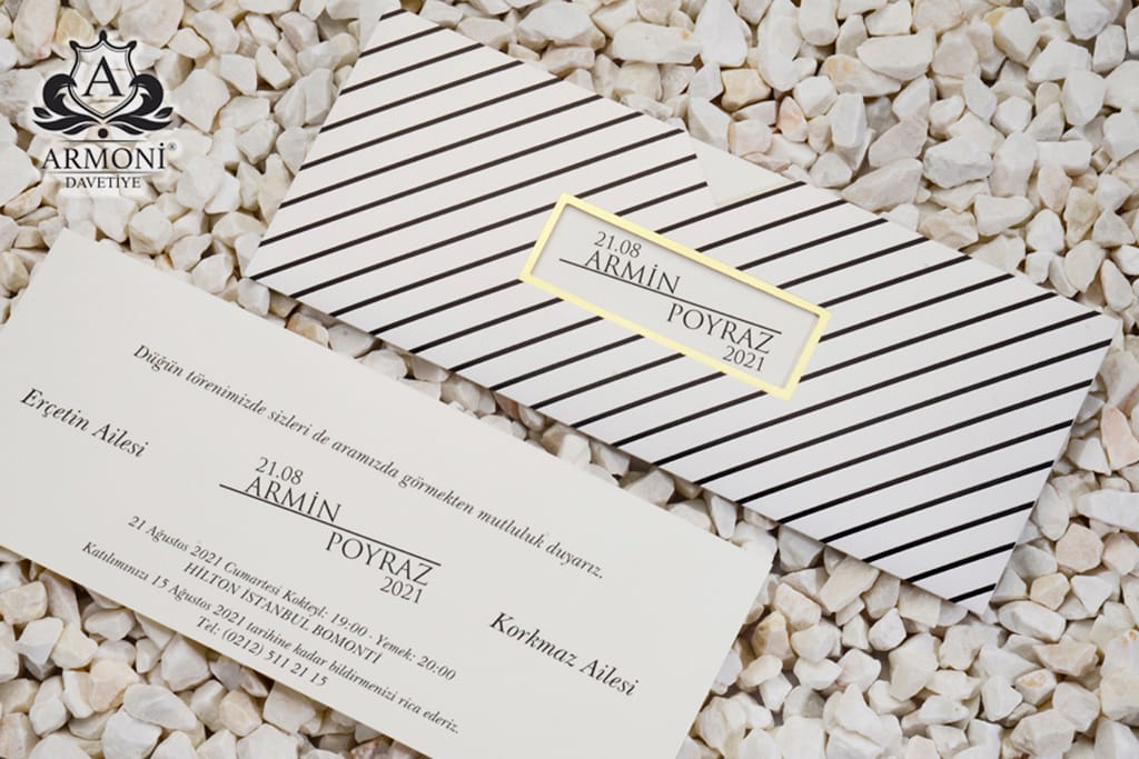 Invitatii nunta alba cu dungi negre model buzunar si personalizata 27 x 11 cm Invitatii nunta alba cu dungi negre model buzunar si personalizata 27 x 11 cm