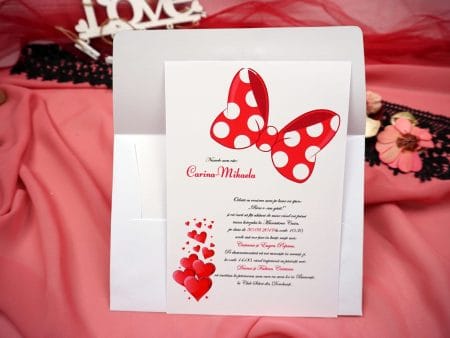 Invitatii botez cu inimioare si o fundita 13.5 x 20 cm