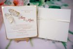 Invitatii nunta aurii fluturas pietricele plic sigiliu ceara 19.7 x 19.8 cm