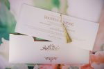 Invitatii nunta albe ciucuri aurii matase text personalizat 27 x 9.8 cm