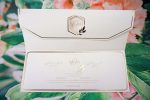 Invitatii nunta marginile aurii plic clasic decupaj auriu 26.6 x 10.5 cm