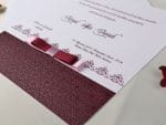 Invitatii nunta decorate cu model si accesorizate cu fundita 17 x 17 cm
