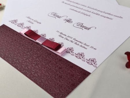 Invitatii nunta decorate cu model si accesorizate cu fundita 17 x 17 cm